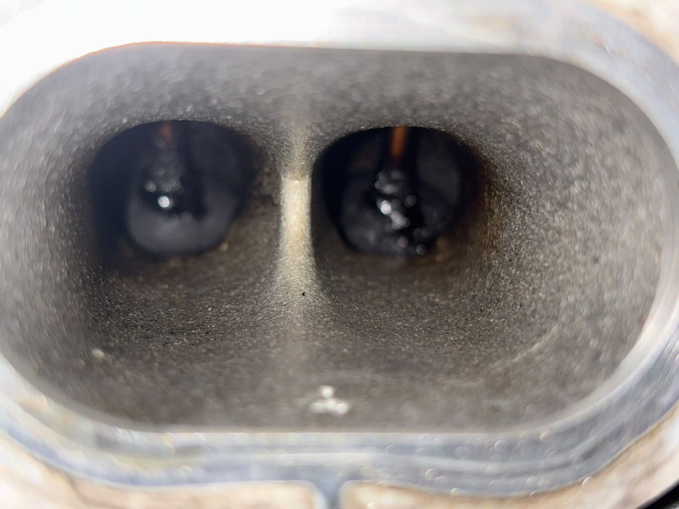 Dutos e válvulas de admissão cobertos por depósitos de carbonização, antes da limpeza.