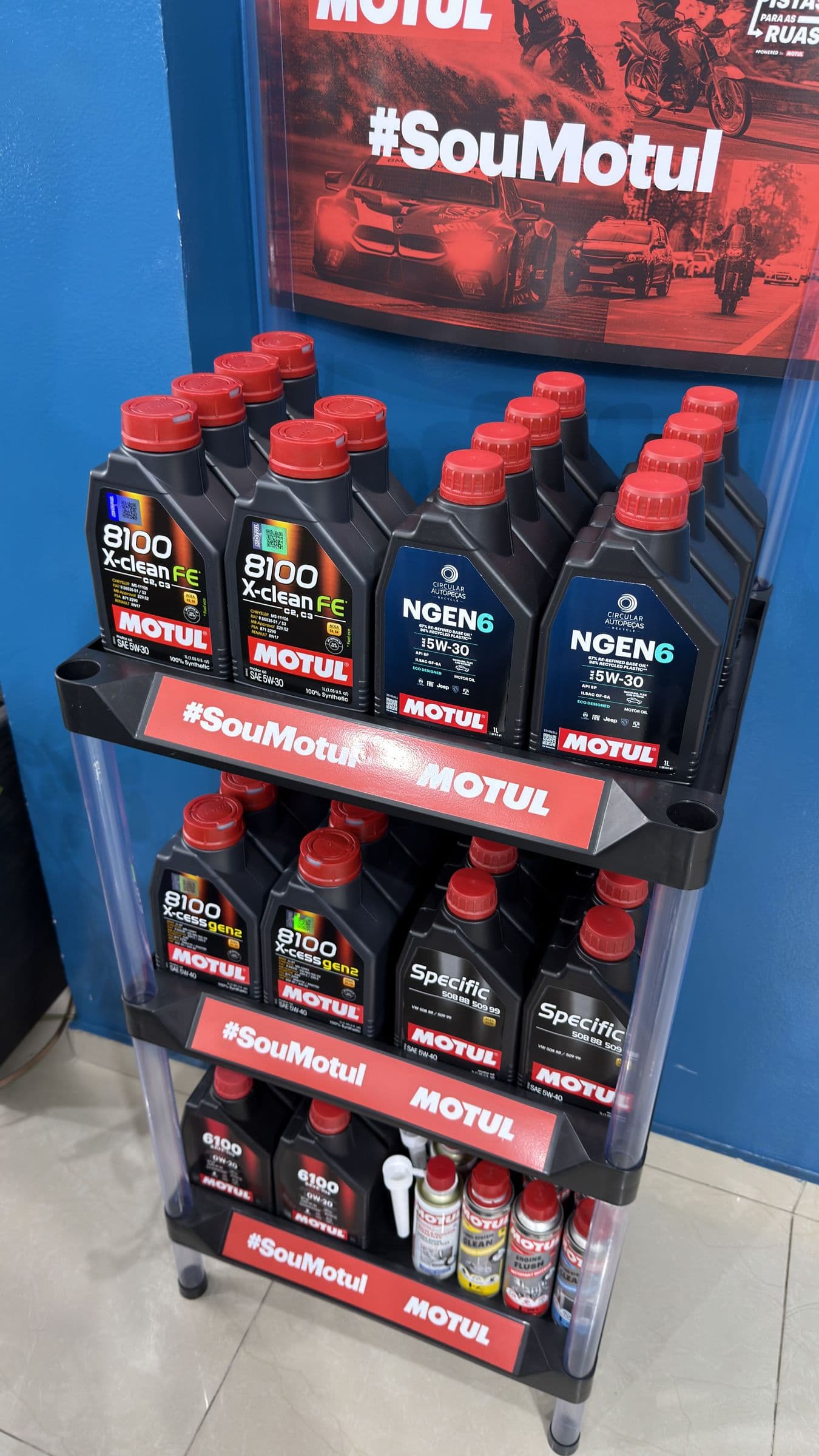Expositor de lubrificantes Motul na Utacar, com os frascos do NGEN 6 5W-30 na prateleira de cima, ao lado de outras linhas da marca.