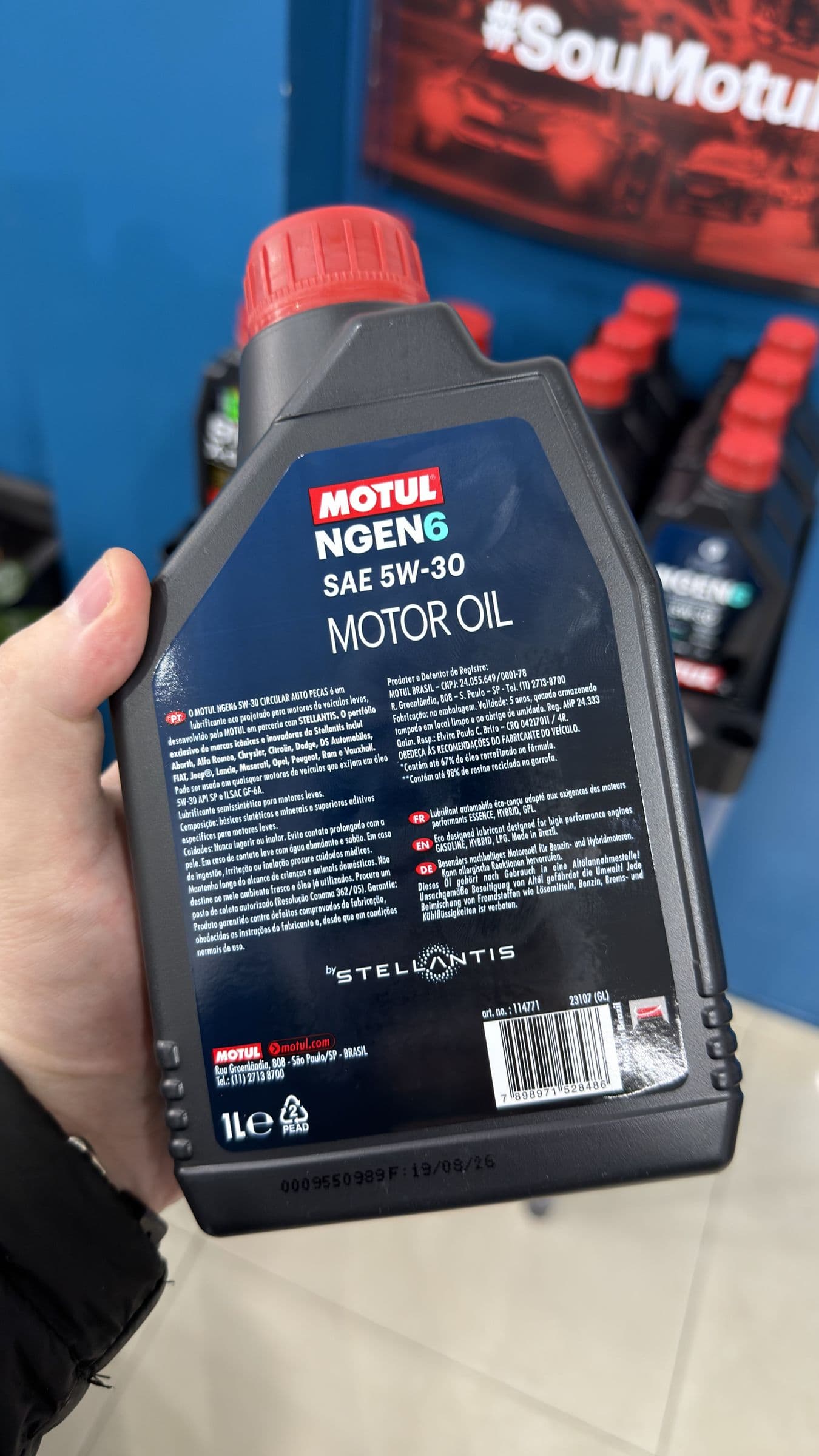 Verso do frasco do Motul NGEN 6 5W-30, com as instruções de uso, a assinatura by Stellantis e o código de barras.