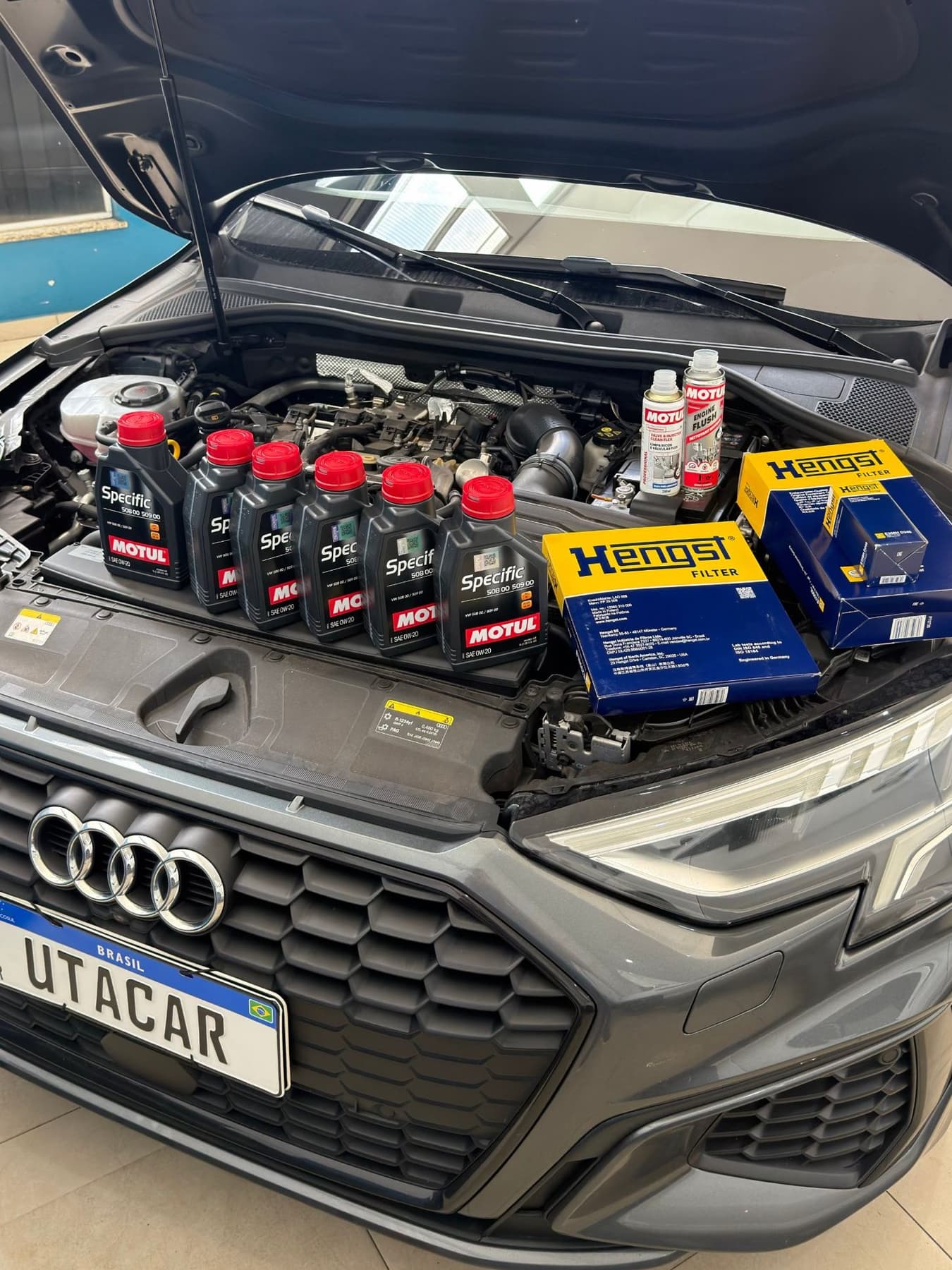 Audi A3 em revisão preventiva na Utacar, em Campinas, com óleo Motul na especificação do fabricante, limpadores e filtros sobre o motor