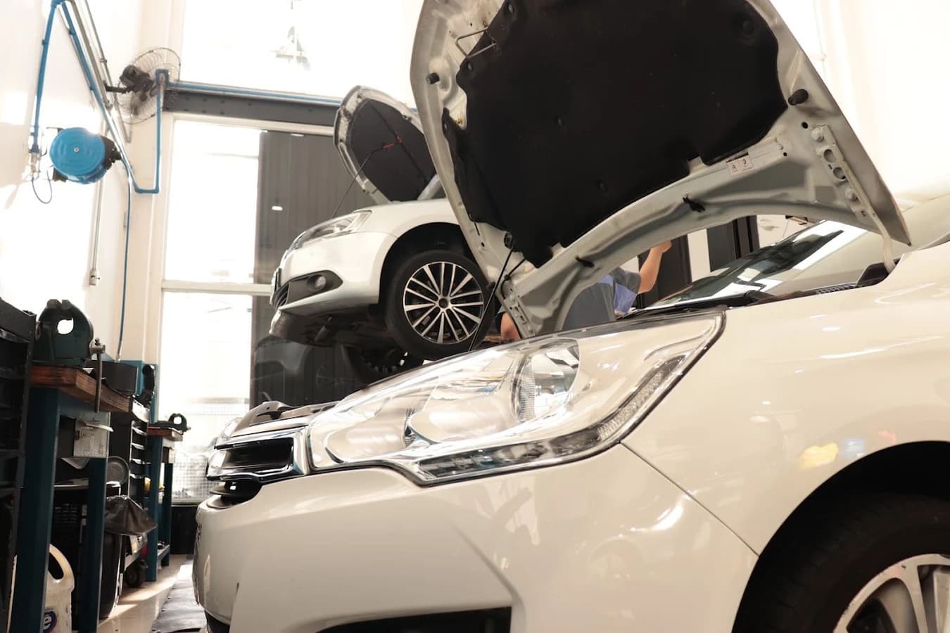 Carro nacional passando por revisão em oficina mecânica em Campinas.