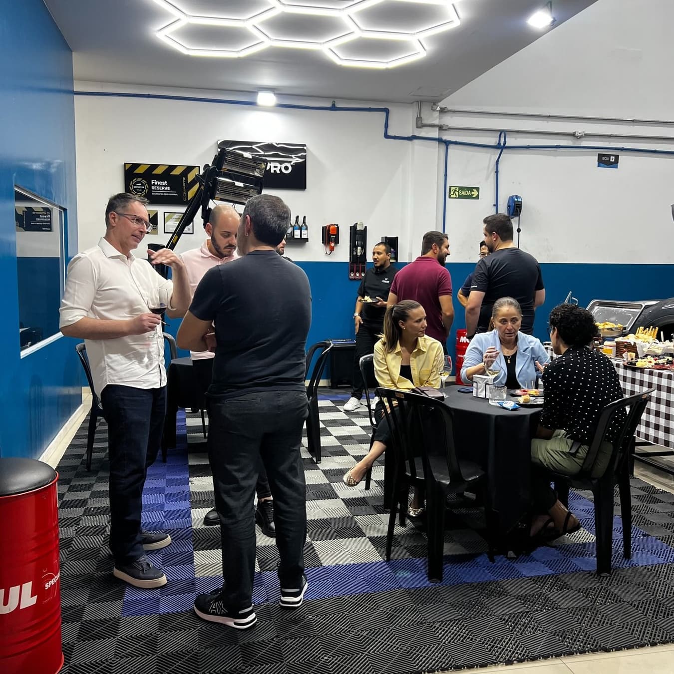 Convidados conversando na primeira edição do UtaBar na Utacar em Campinas.