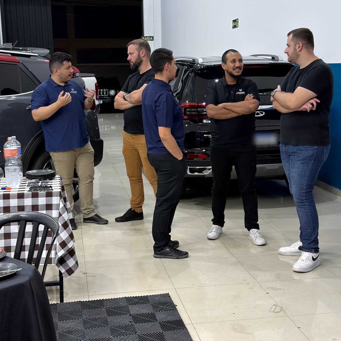Clientes, parceiros e equipe conversando durante o UtaBar número 1.