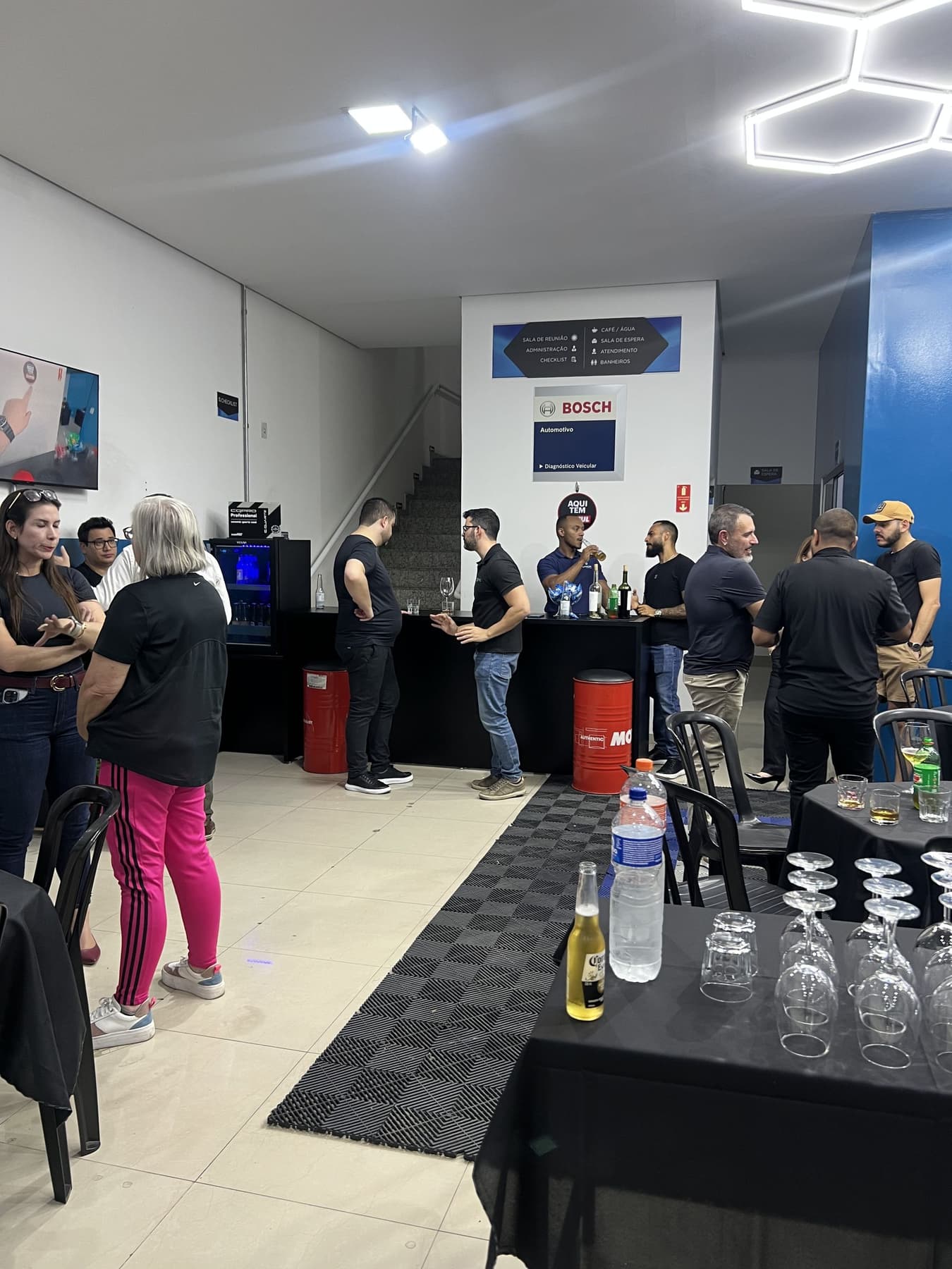 Clientes, parceiros e amigos conversam durante a segunda edição do UtaBar.