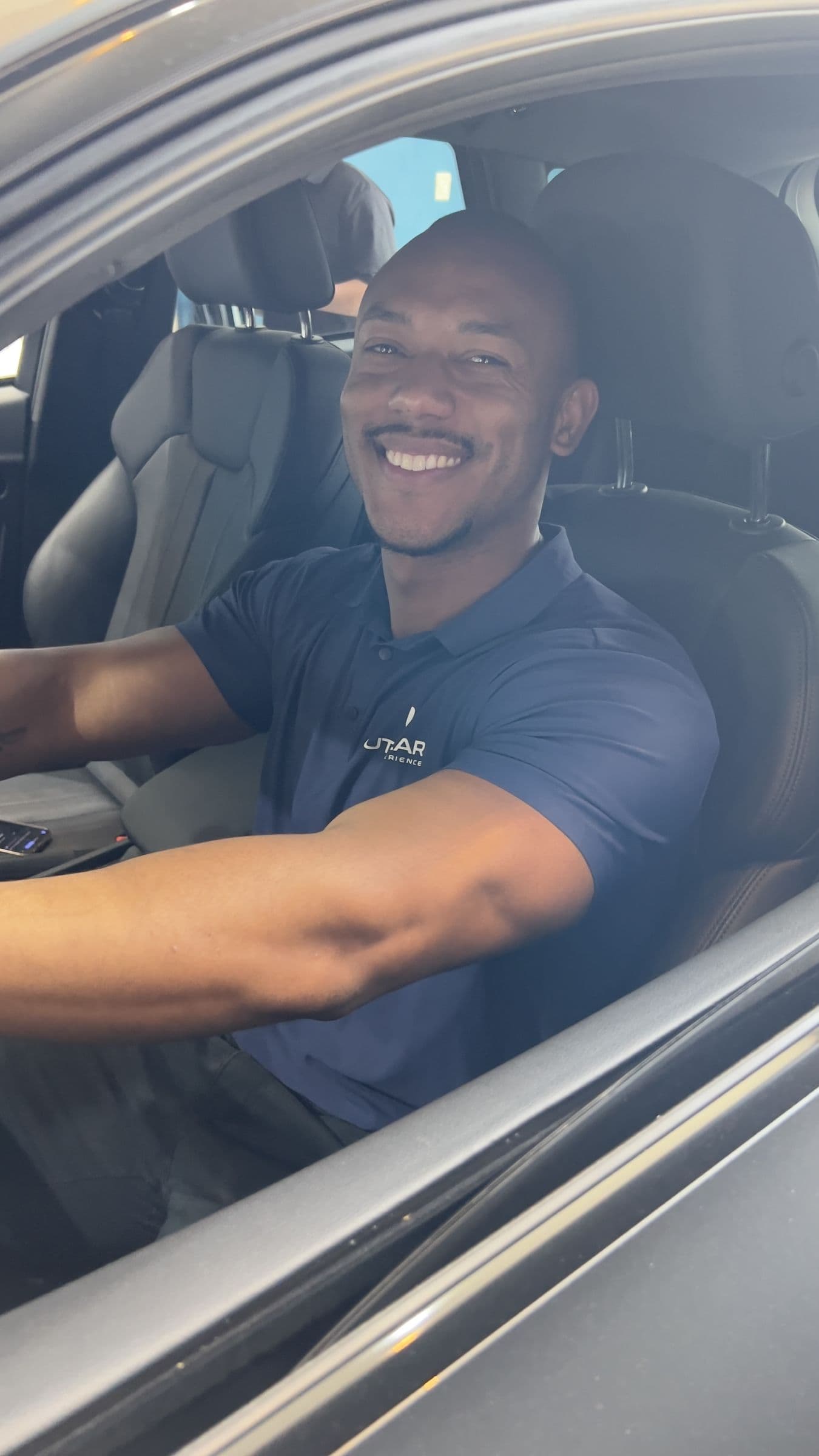 Richard Phelipe, consultor técnico da Utacar, sentado ao volante de um carro em atendimento.