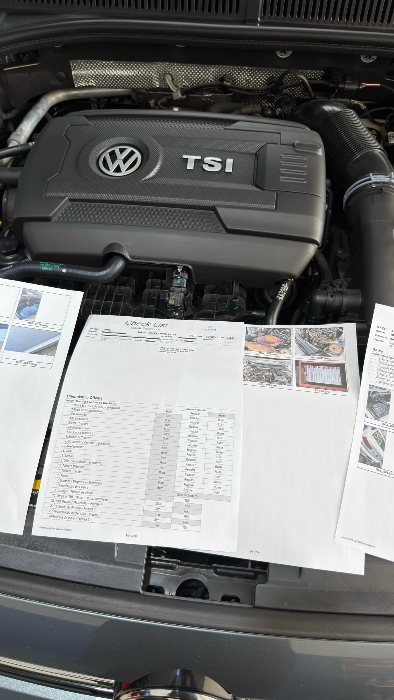 Páginas do check-list da Utacar abertas sobre o motor do carro, com as fotos coloridas do diagnóstico e a lista de itens preenchida.