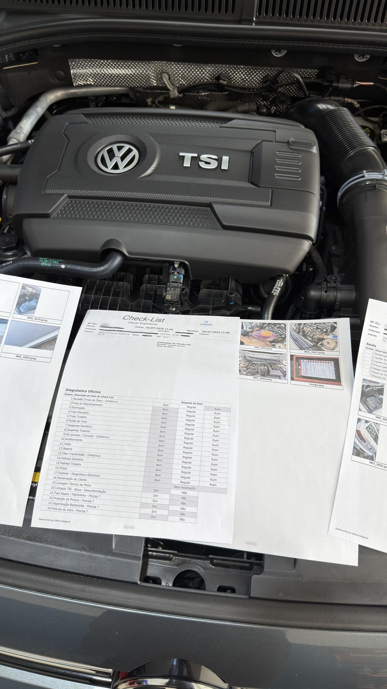 Folhas do check-list da Utacar abertas sobre o motor de um Volkswagen, com a lista de itens verificados e as fotos do diagnóstico.